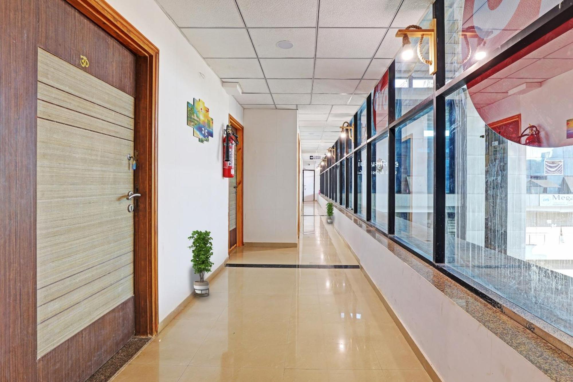Hotel Silk, Premier Budget Friendly Luxury Hotel In Surat, Perfect For Families, Couples And Business Travelers Zewnętrze zdjęcie